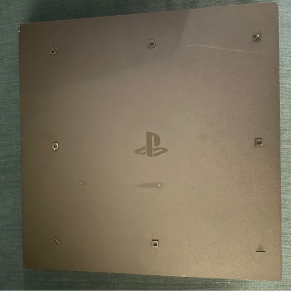 PlayStation 4 with 2 remote controllers and 3 games. - Picture 4 of 8